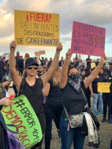 Jóvenes de distintas clases sociales han protestado frente a la JCE y en otros escenarios.